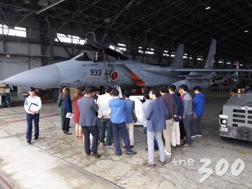 일본 항공자위대항공기지 관계자가 국방부 취재진들에게 F-15J 전투기에 대해 설명을 하고 있는 모습./사진=국방부 공동 취재단