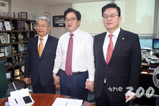 김동철 국민의당 원내대표, 우원식 더불어민주당 원내대표, 정우택 자유한국당 원내대표(왼쪽부터)가 4일 오전 서울 영등포구 여의도 국회 의원회관 우 원내대표 방에서 2018 예산안 관련 회동을 하고 있다. /사진=이기범 기자