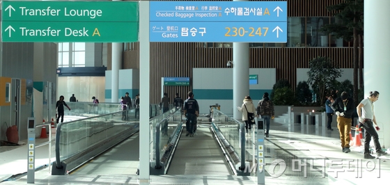 12일 인천국제공항 제2여객터미널에서 시설공사 작업자들이 분주하게 작업을 하고 있다. 제2여객터미널은 2018년 1월 18일 개항한다./사진=뉴스1(인천국제공항)