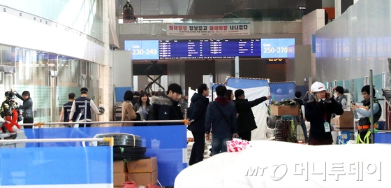 12일 인천국제공항 제2여객터미널에서 열린 대한항공 이전 견학행사에서 직원들이 셀프 체크인 시연을 보이고 있다. 제2여객터미널은 2018년 1월 18일 개항한다./사진=뉴스1(인천국제공항)