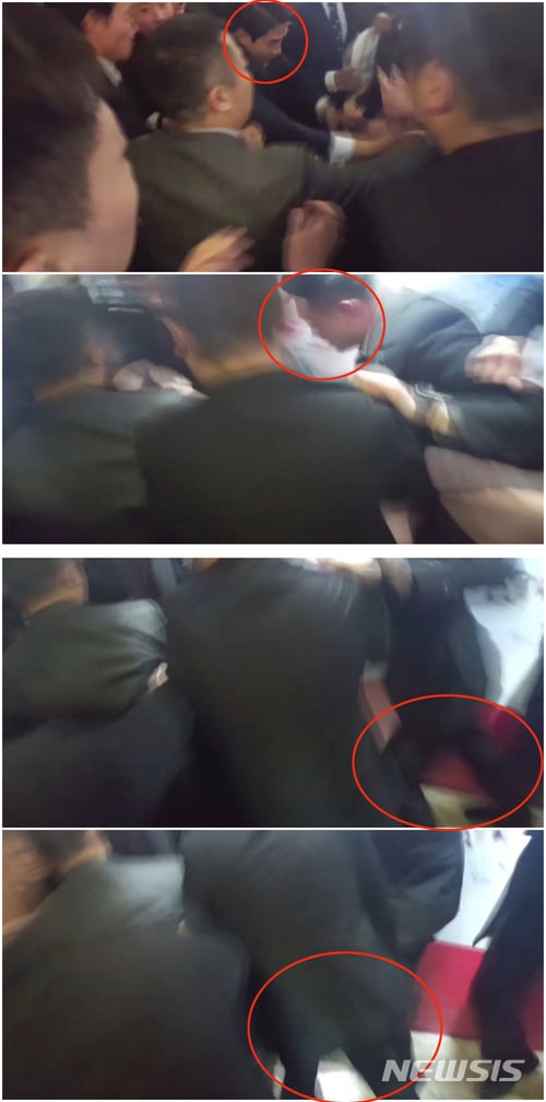 【베이징(중국)=뉴시스】한국의 사진기자가 14일 오전 베이징 국가회의 중심 B홀에서 열린 문재인 대통령 '한·중 경제·무역 파트너십 개막식'에서 스타트업관으로 이동중, 중국측 경호관계자에게 일방적으로 폭행 당했다.    사진 위쪽부터 한국경호관이 들어오자 가해자가 뒤로 밀려나오다 발로 얼굴을 가격하는 모습. 2017.12.14. (사진=CBS노컷뉴스 제공)   photo@newsis.com   <저작권자ⓒ 공감언론 뉴시스통신사. 무단전재-재배포 금지.>