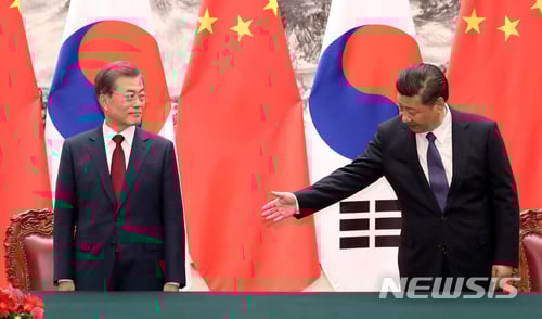 【베이징(중국)=뉴시스】전진환 기자 = 시진핑 중국 국가주석이 14일 오후(현지시각) 한-중 MOU체결식이 열린 중국 베이징 인민대회당에서 문재인 대통령에게 자리를 권하고 있다. 2017.12.14.   amin2@newsis.com