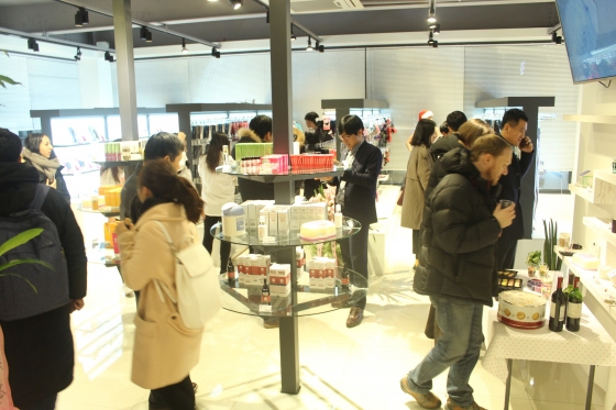 ▲레드컨테이너 카페 강남점 오픈 행사에 방문한 고객들이 매장 2층에서 다양한 제품을 둘러보고 있다.