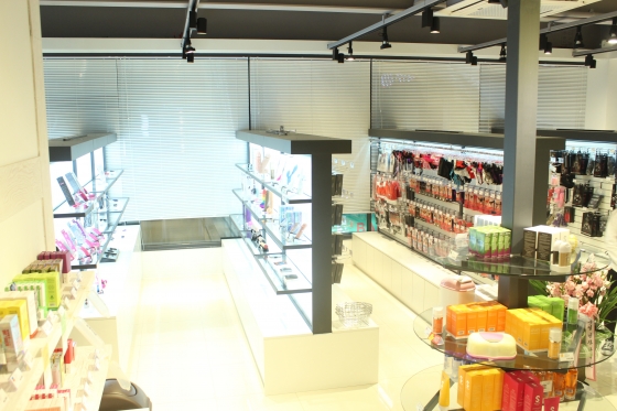 ▲레드컨테이너 카페 강남점은 세련된 인테리어와 아기자기한 상품 진열로 부담없이 방문할 수 있는 이색데이트코스다.