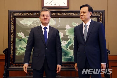 【충칭(중국)=뉴시스】전진환 기자 = 문재인 대통령이 16일 오후(현지시각) 중국 충칭 위조빈관에서 천민얼 당서기와 환담장으로 들어오고 있다. 2017.12.16.   amin2@newsis.com