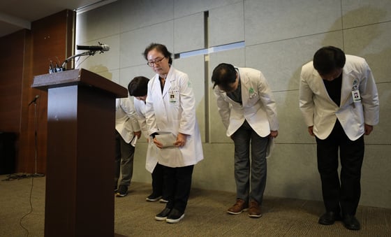 정혜원 이대목동병원장(왼쪽 2번째)을 비롯한 관계자들이 17일 오후 서울 양천구 이대목동병원에서 신생아 4명이 갑작스럽게 사망한 사고에 대한 사과문을 발표한 뒤 고개숙여 사과하고 있다. /사진=뉴스1