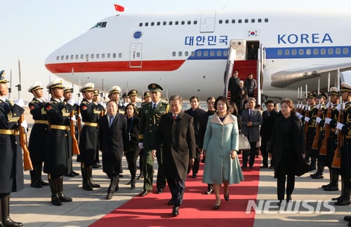 【베이징(중국)=뉴시스】전진환 기자 = 중국을 국빈방문하는 문재인 대통령이 부인 김정숙 여사와 13일(현지시각) 중국 베이징 서우두공항에 도착해 이동하고 있다. 2017.12.13.   amin2@newsis.com   <저작권자ⓒ 공감언론 뉴시스통신사. 무단전재-재배포 금지.>