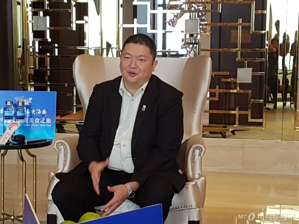 취재진과 인터뷰 중인 쑨진펑 하이커우 힐튼 메이란 총경리/사진=진상현 베이징 특파원