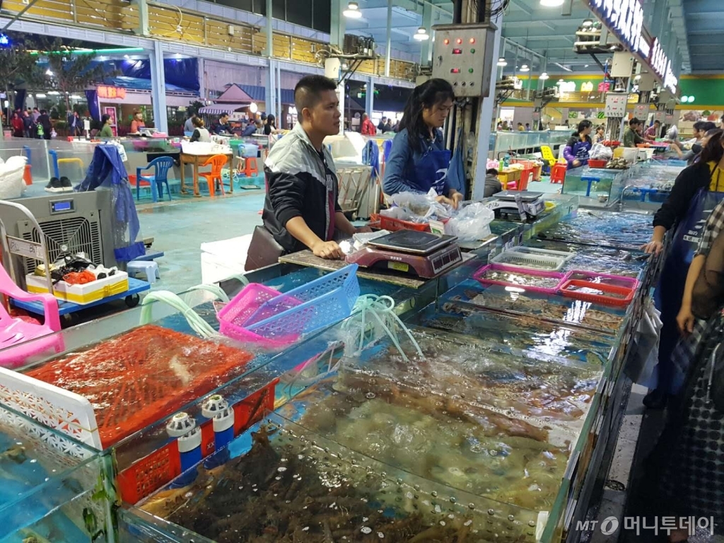 훠처터우만인수산물시장 내부. 이곳에만 3800명이 근무하고 있고, 1만2000명이 동시에 식사를 할 수 있다./사진=진상현 베이징 특파원