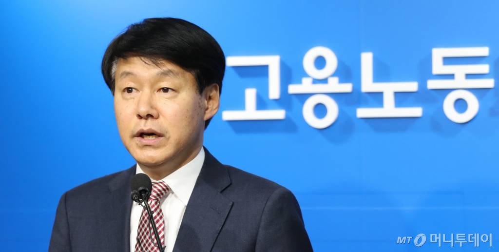 【세종=뉴시스】강종민 기자 = 안경덕 고용노동부 노동정책실장이 5일 오후 정부세종청사에서 파리바게뜨에 대한 불법파견 제빵기사 직접고용 시정지시가 기한(12월 5일)내 이행되지 않아 사법처리와 과태료 부과절차를 진행한다고 밝히고 있다. 2017.12.05.   ppkjm@newsis.com   <저작권자ⓒ 공감언론 뉴시스통신사. 무단전재-재배포 금지.>