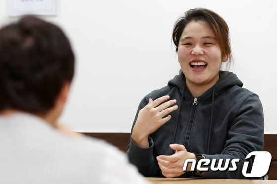노수연 수화통역사가 20일 오후 서울 서대문구 서울수화전문교육원에서 뉴스1과 인터뷰를 하며 학원 관계자와 수화로 대화를 나누고 있다. 2017.12.20/뉴스1 © News1 민경석 기자