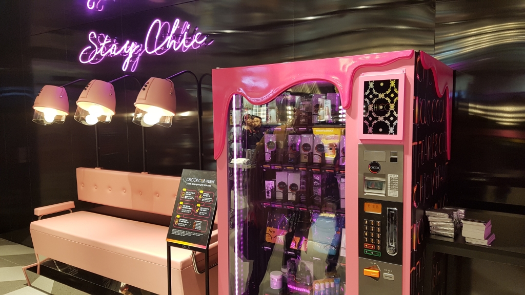 시코르 매장에서 최초로 선보인 화장품 자판기. 구매 포인트로 교환한 코인으로 직접 사은품을 고를 수 있다. /사진=김태현 기자