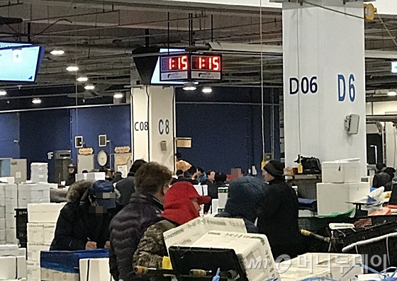 서울 동작구 노량진 수산시장 경매장 가운데 달린 전자시계가 새벽 1시15분을 가리키고 있다./사진=신현우 기자