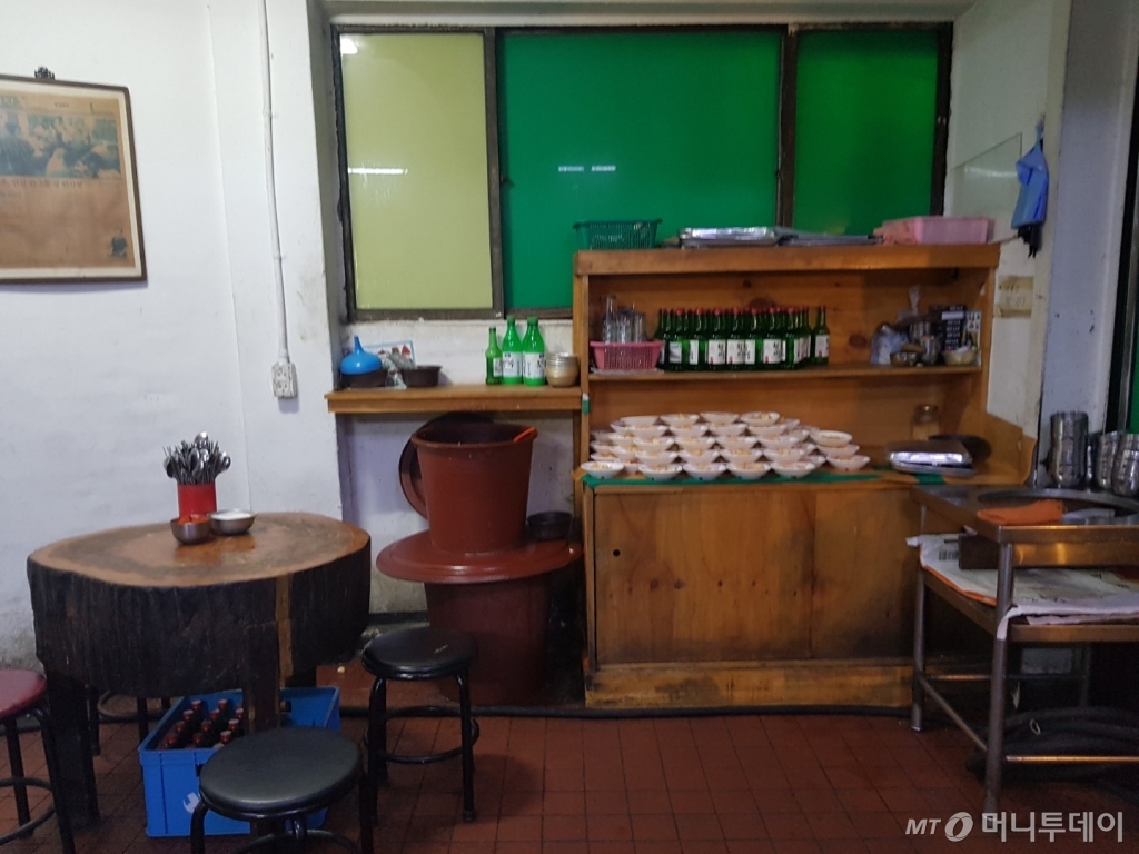 지나온 세월 만큼 통나무 테이블에도 손때가 묻었다. 테이블은 40년 전 사장 권영희씨가 가게를 물려받을 때 기술자를 불러 직접 만든 것이다. 양푼이에는 권씨가 직접 담근 깍두기가 들어있다. /사진=이재은 기자