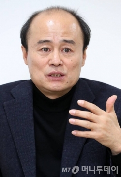 구효서 작가(60)는 1950년대 후반에 태어나 전쟁의 흔적과 함께 살았던 어린 시절을 회고하며 "우리세대가 한바탕 울고 털어내야 할 응어리"라고 말했다./사진=홍봉진 기자.