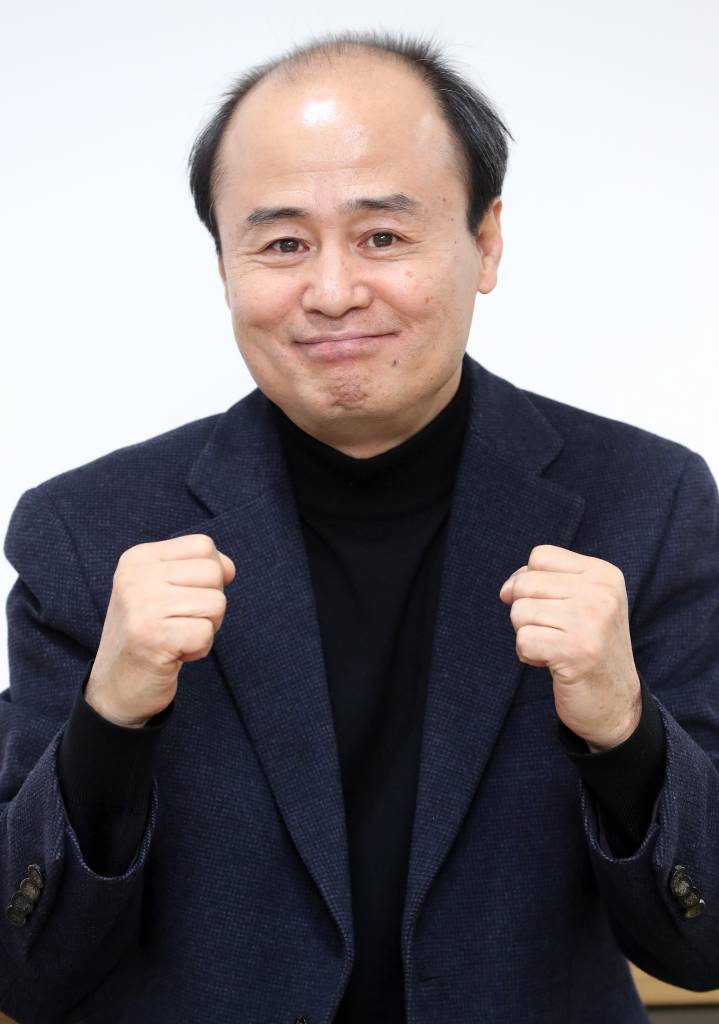 구효서 작가(60)는 그동안 발표한 작품의 색깔과는 달리 말랑말랑한 소설을 구상 중이다. 비판받을 각오하고 새로운 도전에 나선다며 두 손을 불끈 쥔 구 작가. 그는 앞으로도 매년 한 편씩, 쉼 없이 작품을 써나갈 계획이다./사진=홍봉진 기자.