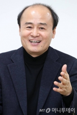 꿈 속에서도 작품 생각을 하곤 한다는 구효서 작가(60)는 글을 쓸 때면 늘 배가 고프다고, 힘들지만 묘한 쾌감이 있다고 했다. 서울 변두리에 살며 도시와 시골 그 어느 곳에도 소속되지 못했던 유년시절의 경험이 어느 쪽이든 글로 담아낼 수 있는 바탕을 형성해준 듯 하다고 고백했다./사진=홍봉진 기자
