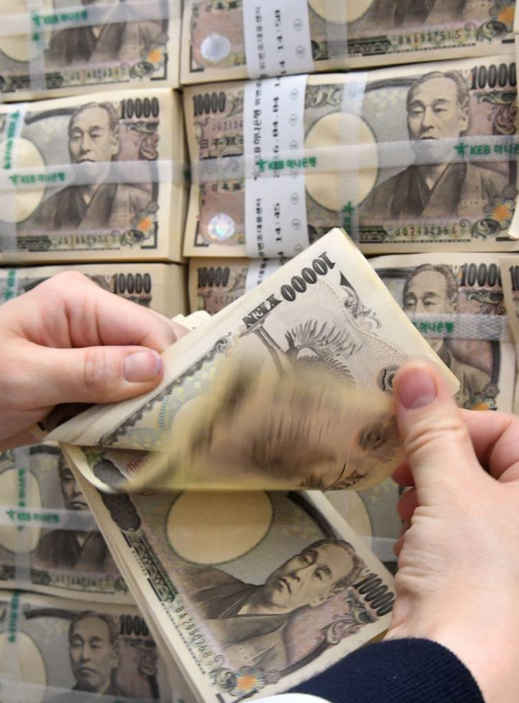 서울 중구 KEB하나은행에서 외환출납관계자가 엔화를 정리하고 있다. /사진=뉴시스