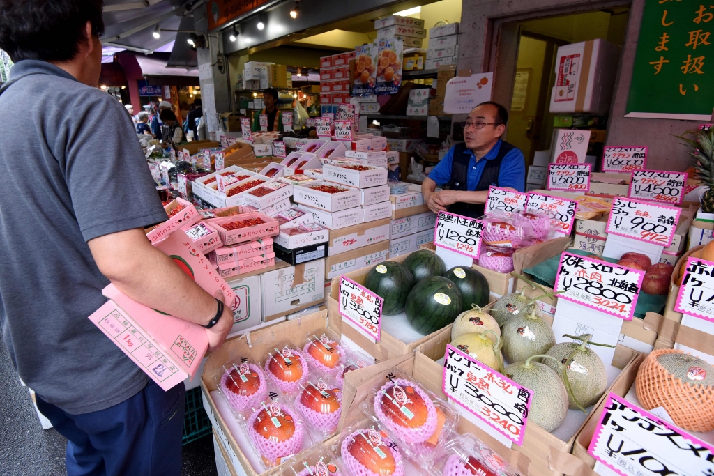 일본 도쿄의 한 과일가게에서 한 남성이 과일을 고르고 있다.(기사와 직접 관련 없음) /사진제공=AFPBBNews=뉴스1