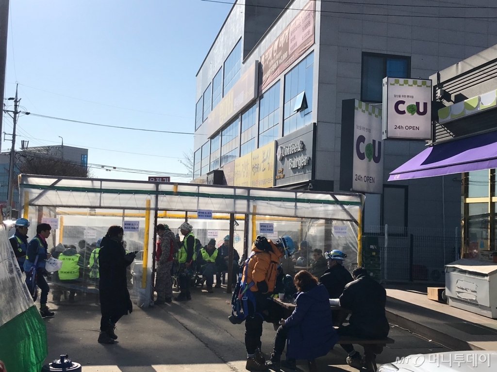 삼성전자 평택캠퍼스 공장에 근무 중인 인부들이 점심식사 후 편의점 앞에서 휴식을 취하고 있는 모습/사진=이정혁 기자