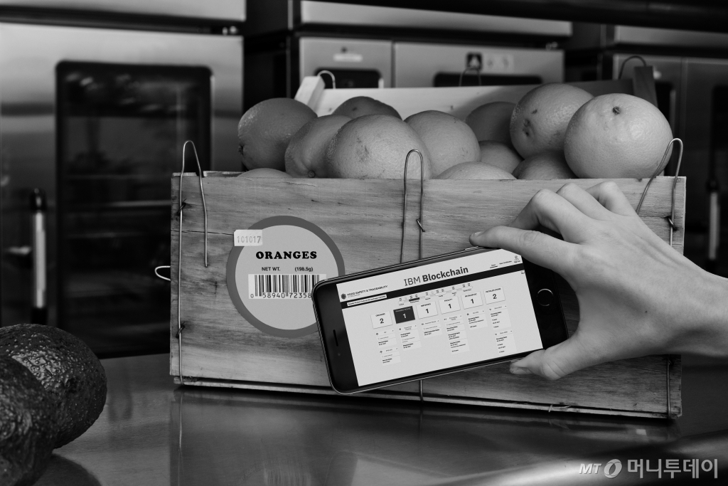 블록체인 기술을 이용해 월마트에서 거래하는 모습. /사진제공=미래의창