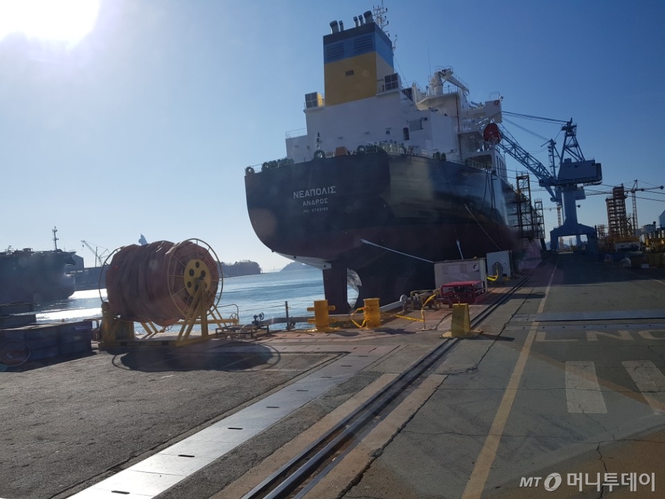 진해 STX조선해양 조선소에서 출항을 대기 중인 LR1 탱커 모습. 남은 2척이 모두 인도되면 오는 9월까지 인도예정된 선박은 없다. /사진=강기준 기자.