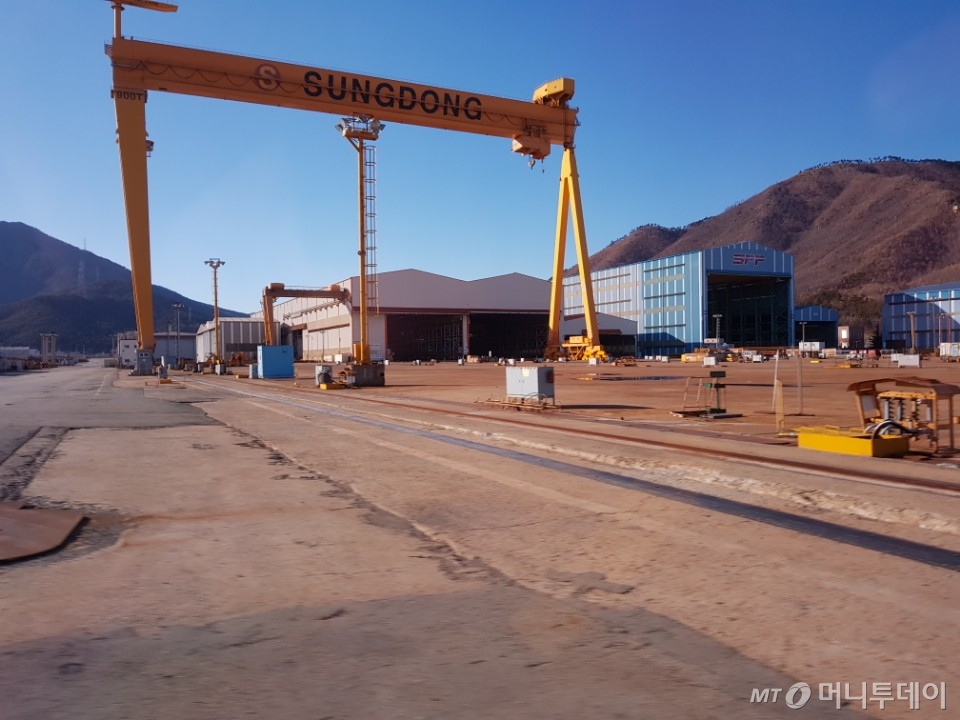 지난해 상반기 문을 닫은 성동조선 1야드와 2016년말 폐업한 SPP조선의 모습. /사진=강기준 기자.