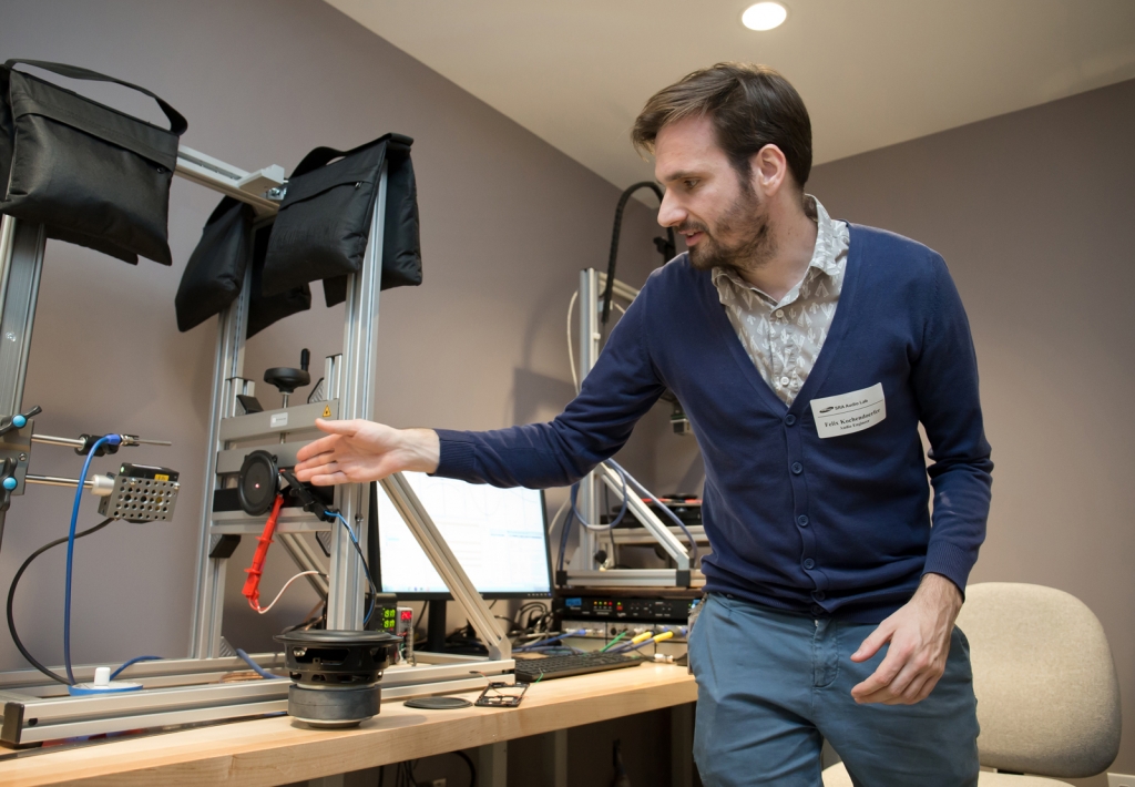 삼성전자 오디오랩 직원이 오디오랩 시설과 장비를 소개하고 있다. /사진제공=삼성전자