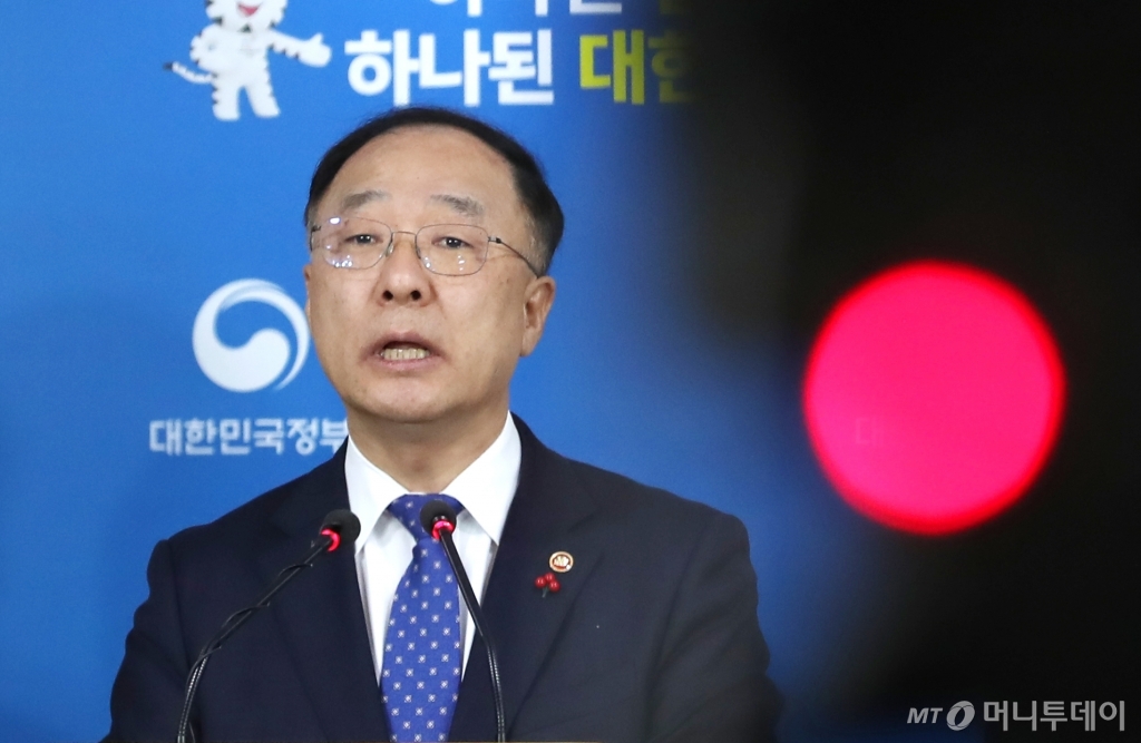 홍남기 국무조정실장이 지난달 28일 오전 서울 종로구 정부서울청사 브리핑룸에서 '가상통화 관련 관계차관회의' 결과를 발표하고 있다. 정부는 이날 가상통화거래 실명제실시, 가상통화 거래소의 가상계좌 신규 발급 중단 등이 담긴 특별대책을 발표했다. /사진제공=뉴스1