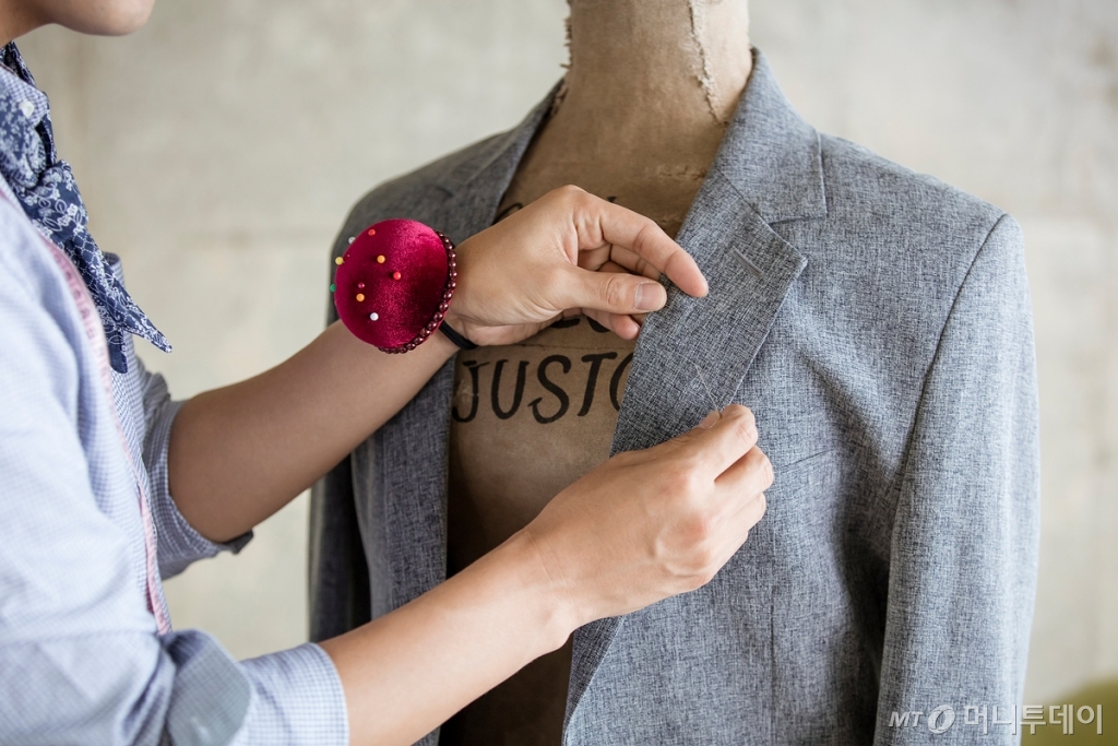 3D 스캐너 등을 활용해 개인의 신체 치수를 정확히 재서 빠르고 정확하게 맞춤복을 제작하는 업체가 늘고 있다. /사진=이미지투데이