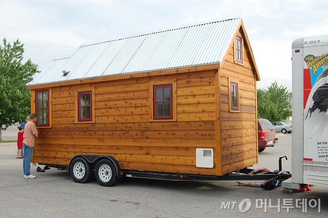 전 세계적으로 주요 도시들의 집값이 천정부지로 뛰면서 트레일러 위에 작은 집을 지은 '타이니 하우스'와 기존 잉여 공간을 활용한 임대 사업이 인기다. /사진=Let's CC
