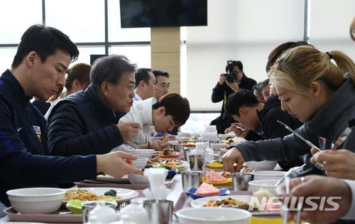 【진천=뉴시스】전신 기자 = 문재인 대통령이 17일 평창동계올림픽을 앞두고 충북 진천 국가대표 선수촌을 방문해 식당에서 선수들과 오찬을 함께 하고 있다. 2018.01.17.   photo1006@newsis.com