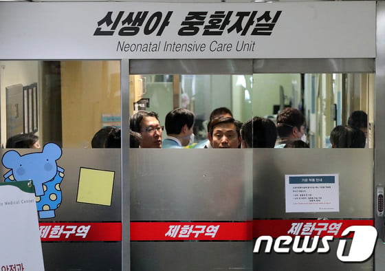 서울지방경찰청 광역수사대 수사관들이 19일 오후 신생아 4명이 사망한 서울 양천구 이대목동병원 신생아중환자실을 압수수색 하고 있다. 2017.12.19/뉴스1 © News1 박세연 기자