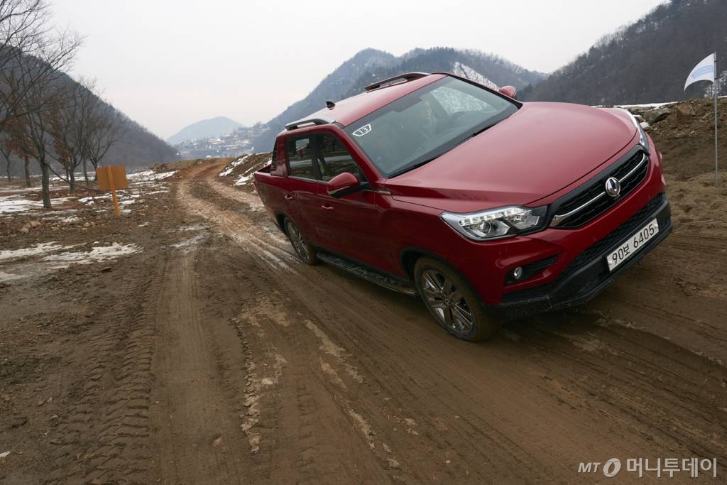 '렉스턴 스포츠'가 사면경사로를 통과하는 모습/사진=쌍용자동차