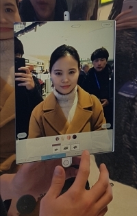 신라면세점이 운영 중인 '뷰티미러' /사진=김태현 기자