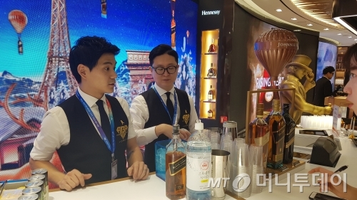 롯데면세점 주류 매장에 마련된 칵테일 바 /사진=김태현 기자