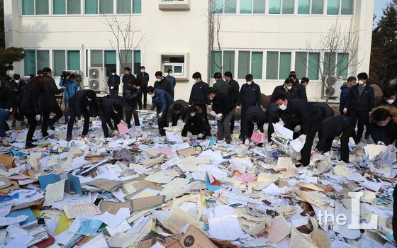 19일 오전 대전 대덕구 한국수자원공사 본사에서 국가기록원, 수자원 공사 등 관계자들이 대화동 폐기물업체에서 싣고 온 문서중 4대강 공사 관련 문서를 찾고 있다.   지난 18일 대전의 한 폐기용역업체에서 일하는 김모씨가 수자원 공사 폐기문서 중에서 4대강 공사 관련 문제점, 보완점 등이 담긴 대량의 문서를 발견해 긴급 기자회견을 열었다. /사진=뉴스1