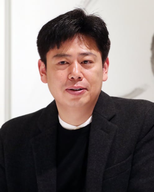 '꿈을 꾸었다고 말했다' 중편소설로 제42회 이상문학상 대상을 수상한 손홍규 소설가가 8일 서울 중구 한 식당에서 열린 기자회견에서 취재진의 질문을 받고 있다. 손 작가는 2001년 '작가세계' 신인상을 받으며 등단해 장편소설 '귀신의 시대', '청년의사 장기려', '이슬람 정육점', 소설집 '사람의 신화', '봉섭이 가라사대', 톰은 톰과 잤다', '그 남자의 가출' 등을 냈다. 2018.1.8/뉴스1
<저작권자 ⓒ 뉴스1코리아, 무단전재 및 재배포 금지>