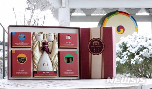 【서울=뉴시스】전신 기자 = 31일 청와대가 공개한 '평창 서주(薯酒)'가 담긴 문재인 대통령의 설 명절 선물세트 모습. 2018.01.31. photo1006@newsis.com
