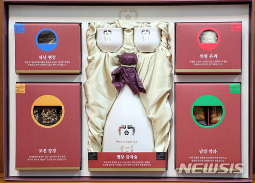 【서울=뉴시스】전신 기자 = 31일 청와대가 공개한 '평창 서주(薯酒)'가 담긴 문재인 대통령의 설 명절 선물세트. 2018.01.31. photo1006@newsis.com