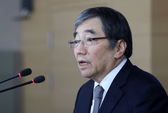 윤석현 금융행정혁신위원장이 20일 오전 서울 세종대로 정부서울청사에서 혁신위 최종권고안을 발표하고 있다. 2017.12.20/뉴스1 <저작권자 © 뉴스1코리아, 무단전재 및 재배포 금지>