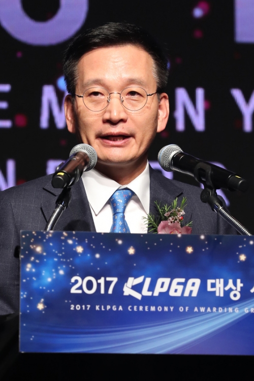 지난해 11월 27일 오후 서울 강남구 삼성동 그랜드 인터컨티넨탈 서울 파르나스에서 열린 2017 KLPGA 대상 시상식에서 김상열 호반건설 회장이(KLPGA 회장)이 인사말을 하고 있다. /사진제공=뉴스1