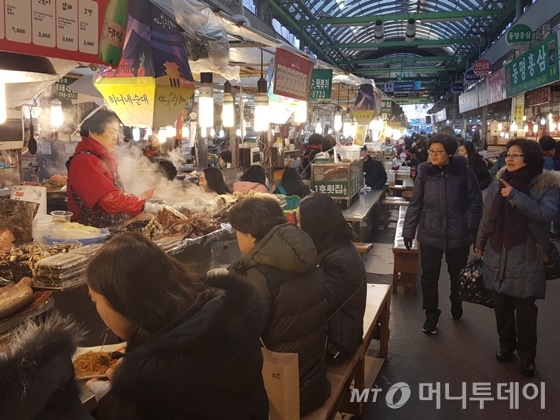 이달 1일 찾은 서울 종로구의 광장시장에서 손님들이 가판대에 앉아 다양한 먹거리를 즐기고 있다. / 사진=이동우 기자