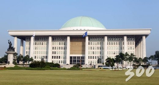 새정치민주연합 문재인 대표(왼쪽 세번째)와 이종걸 원내대표(왼쪽 네번째), 전병헌 창당60주년 기념사업추진위원장 등 참석자들이 13일 서울 여의도 국회 의원회관에서 열린 창당 60년 사진전 개막식을 마친 후 국회 지하통로에 마련된 사진전을 관람하고 있다. 2015.9.13/뉴스1  <저작권자 © 뉴스1코리아, 무단전재 및 재배포 금지>