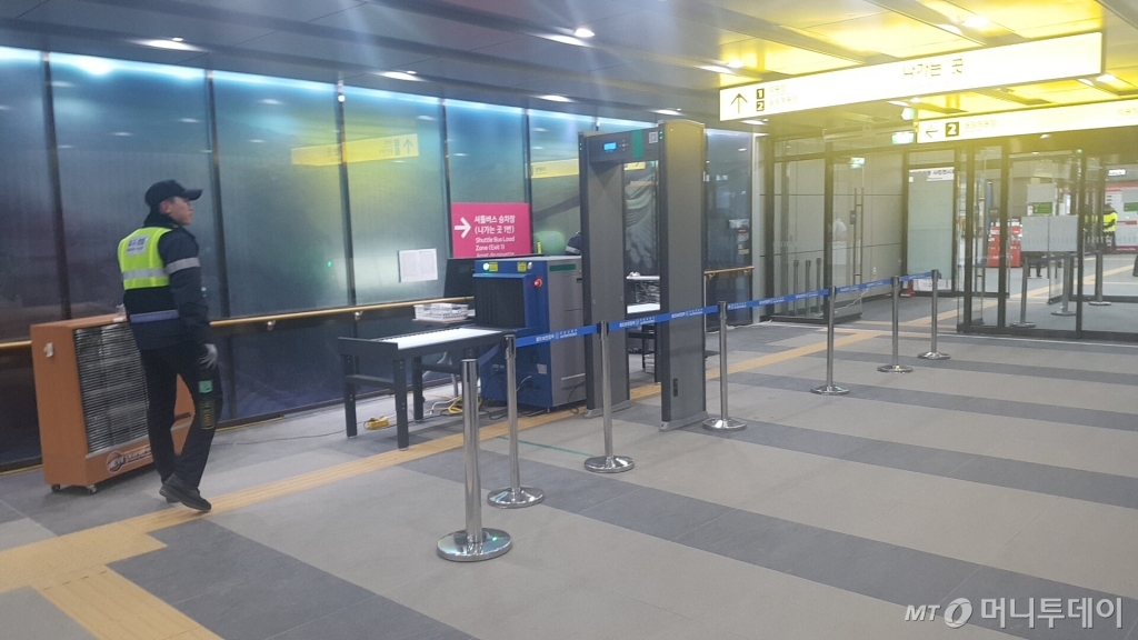 KTX진부역 플랫폼으로 가는 길에 있는 검문소. /평창=강주헌 기자