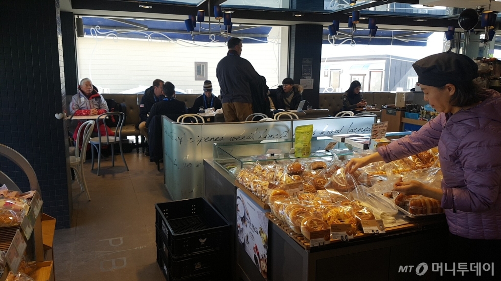 평창올림픽플라자 인근 카페는 올림픽을 앞두고 외국인, 대회 관계자 등이 몰리면서 빈자리를 찾아보기 어려웠다. /평창=강주헌 기자