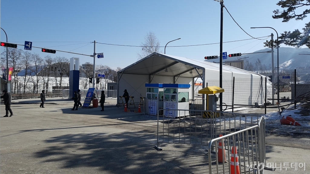 개회식이 열리는 평창올림픽플라자 출입구에서 대회관계자들이 차량통제를 하고 있다. /평창=강주헌 기자