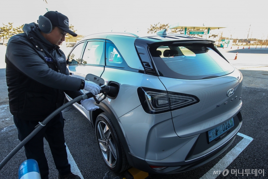 수소 충전 중인 '넥쏘'/사진제공=현대차