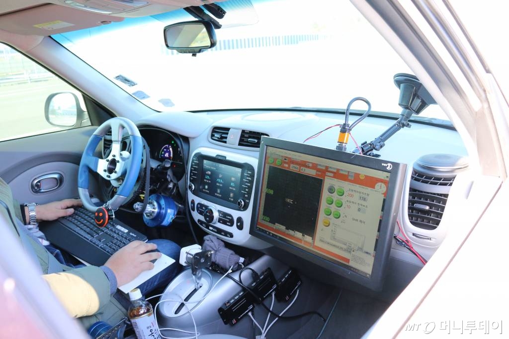 대구 지능형자동차부품진흥원이 전기차 쏘울에 라이다, 레이더, 센서 등 붙여놓고 자율주행차로 운행중이다. 각종 중소기업들이 자신들이 개발한 센서나 시스템 등 적용해볼 수 있도록 탈부착 가능한 여유공간 남겨두고 있다./사진제공=지능형자동차부품진흥원