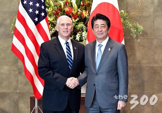 마이크 펜스 미국 부통령과 아베 신조(安倍晋三) 일본 총리가 지난 2월7일 도쿄(東京) 총리관저에서 회담에 앞서 악수하고 있다. /사진=뉴스1